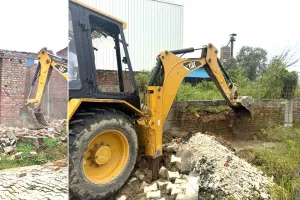 Bulldozer Action: बिलासपुर में जिला नगर योजनाकार यमुनानगर द्वारा अवैध कॉलोनी निर्माण को तोड़ा गया
