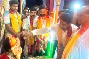 Ramlila: पत्रकार संगठन कैराना के अध्यक्ष संदीप इन्सां ने दीप प्रज्वलित कर किया 11वें दिन की लीला का शुभारंभ