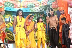 Ramlila: सरयू तट का अद्भुत मंचन, रामलीला में गूँजा सेवा और भक्ति का संदेश