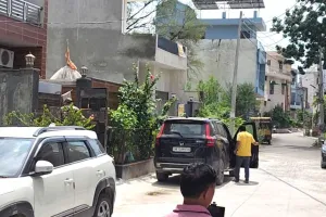 Raid: कबाड़ व्यापारी के घर आयकर विभाग की टीम ने मारा छापा, शहर में मचा हडकंप