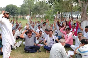 भिवानी व दादरी जिलों के पैक्स कर्मचारियों ने काम किया बंद, धरने पर बैठे