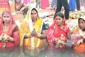 Chhath Mahaparva 2025: रात्रि जागरण में छठ मइया के भजनों पर झूमे श्रद्धालु, शिव तांडव नृत्य ने किया मंत्रमुग्ध