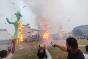 घरौंडा में धूमधाम से मना दशहरा, रावण दहन देख उमड़े हजारों लोग