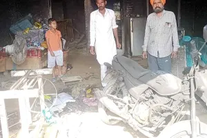 छाजली में घर में लगी भीषण आग, लाखों रुपयों का नुकसान