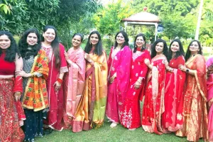 Karva Chauth: करवाचौथ पर दुल्हन की तरह सजीं सुहागिनों ने की पति की दीघार्यु की कामना