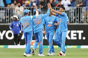 IND vs AUS Live Cricket: हिटमैन व रन मशीन सभी फेल, भारतीय बल्लेबाजी शर्मनाक, ऑस्ट्रेलिया को जीतने के लिए चाहियें सिर्फ इतने रन