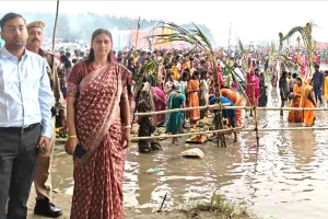Chhath Puja: छठ पूजा पर्व पर यमुना नदी पर उमड़ी श्रद्धालुओं की भीड़