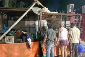 सब्जी की दुकान में पेट्रोल छिड़ककर युवक ने लगाई आग