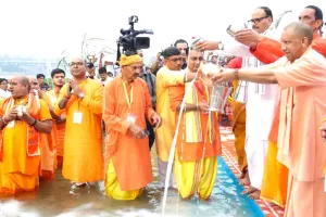 Chhath Puja: यूपी के सीएम योगी आदित्यनाथ ने छठ महापर्व पर अस्ताचलगामी सूर्य को अर्घ्य देकर की पूजा
