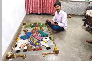 Govardhan Puja: मूक कलाकार शंकर सैनी ने गोवर्धन पूजा पर दिखाई अनोखी प्रतिभा, गोबर से बनाई भगवान श्रीकृष्ण की सुंदर झांकी