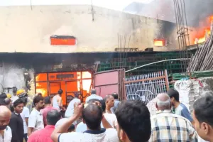 सिरसागंज में दुर्गा टेंट हाउस में भयंकर आग, पूरा गोदाम जलकर राख