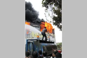 Fire: फैक्ट्री गोदाम में लगी भीषण आग, करोड़ों का नुकसान