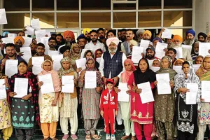 Awas Yojana: कैबिनेट मंत्री ने 70 जरूरतमंद परिवारों को सौंपे 1.75 करोड़ रु. के स्वीकृति पत्र 