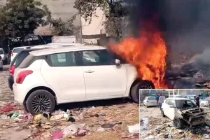 कूड़े के डंप में लगी आग से कार जली, फायर ब्रिगेड ने अन्य वाहन बचाए  