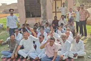 Protests Villagers: दूषित पानी सप्लाई से हुए आक्रोशित, वाटर वर्क्स परिसर में बैठे धरने पर