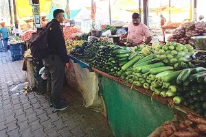 Vegetable Prices: आसमान छूने लगे सब्जियों के दाम, सब्जी मंडी में कम हुई रौनक