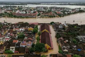 Vietnam Natural Disaster Updates: वियतनाम में कुदरत ने मचाया कोहराम, हजारों घर डूबे, अब तक 35 की मौत, कई लापता