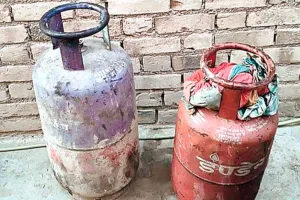 सिलेंडर में गैस भरते हुए लगी आग दो महिलाओं सहित 5 घायल