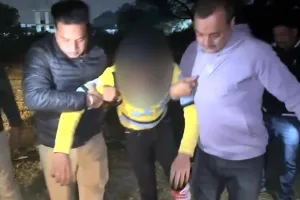 25 हजार रुपए का इनामी अपराधी पुलिस मुठभेड़ में घायल, गिरफ्तार