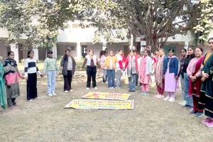 मानव श्रृंखला बनाकर एड्स के प्रति किया जागरूक