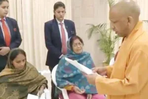 Janata Darshan: हर जरूरतमंद की सेवा ही सरकार का लक्ष्य: योगी आदित्यनाथ