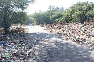 नगर निगम कार्यालय व शीश महल के नजदीक पड़े कूड़े से ‘राहगीर’ परेशान