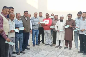 कृषि मंत्री श्याम राणा के निजी कोटे से 12 दुकानदारों को 2 लाख की सहायता, एडवोकेट मुकेश गर्ग ने किए चेक वितरित