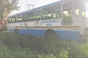 Haryana Roadways News: रोडवेज बस में ड्राइवर-कंडक्टर में झगड़ा, दड़बा कलां के पास खाई में उतरी बस