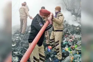 Barnala Fire: बरनाला में कबाड़ के गोदाम में लगी भीषण आग पर डेरा सच्चा सौदा के सेवादार हुए हावी
