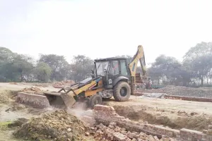 Bulldozer Action: नगर योजनाकार विभाग ने लगभग सात एकड़ में फैली अवैध कॉलोनी को तोड़ा