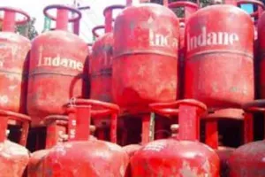 खाद्य आपूर्ति विभाग ने 12 प्रतिष्ठानों पर छापे मारकर दो दर्जन सिलेंडर किए बरामद