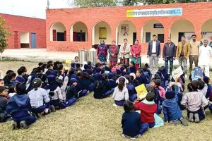 अध्यापक हरदीप सिंह ने जन्मदिन पर बच्चों को बांटी कॉपियां