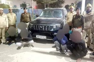Video Viral: बीच सड़क गाड़ी से स्टंटबाजी की वीडियो वायरल, छह आरोपी गिरफ्तार, गाड़ी भी जब्त