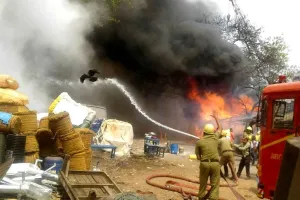 बंद था बाहर से गोदाम का दरवाजा! आग लगने से अंदर ही जिन्दा जल गई 8 जानें