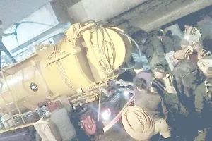 Fire: डेरा श्रद्धालुओं ने बुझाई कपड़े की दुकान में भीषण आग