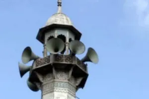 Loudspeakers: धार्मिक स्थलों से जबरदस्ती लाउड स्पीकर उतरवाने का आरोप