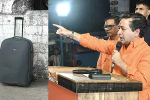 Nitesh Rane: ”जिसे भी जूते चाहिए, वह विभिन्न प्रकार के जूते निःशुल्क ले सकता है”!