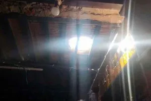 छत में पाड़ लगाकर घुसा वैरायटी स्टोर में, दुकानदार को सोते देख वापस भागा