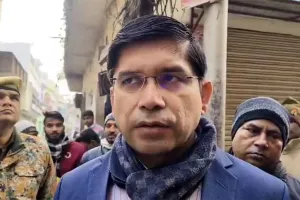 Sambhal: संभल में सड़कों पर उतरे डीएम-एसपी, सात थानों की पुलिस के साथ पीएसी और आरपीएफ के जवान भी तैनात