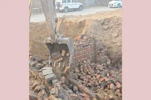 Bulldozer Action: डीटीपी ने अवैध निर्माण को किया ध्वस्त