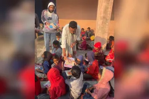 राजकीय स्कूल के विद्यार्थियों को वितरित की शैक्षणिक सामग्री