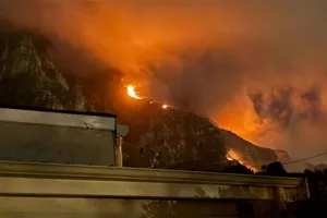 South Africa Wildfire Update: दक्षिण अफ्रीकी जंगल में आग से तबाही, बचाव के लिए सुरक्षित स्थानों पर भेजे गए लोग