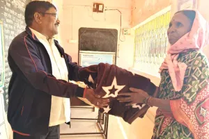 Welfare Work: महाराष्ट्र के डेरा श्रद्धालु ने जरूरतमंद परिवार को गर्म वस्त्र वितरित किए
