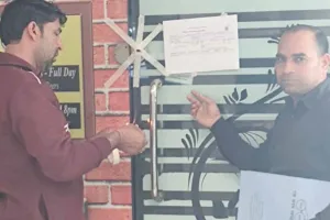 Property Seal: बकाया संपत्ति कर पर जोन-3 में दो व्यावसायिक संपत्तियां सील