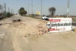 घग्घर पुल पर अस्थाई डिवाइडर से टकराई कार, एयरबैग खुलने से बड़ा हादसा टला
