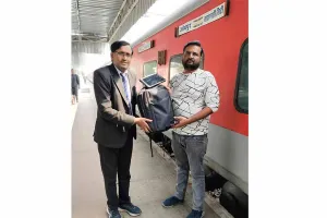 टीटीई की सतर्कता से यात्री को भुला लैपटॉप बैग सुरक्षित मिला