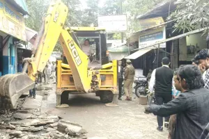 कचहरी में नाले के ऊपर हुए अतिक्रमण को जेसीबी से किया ध्वस्त