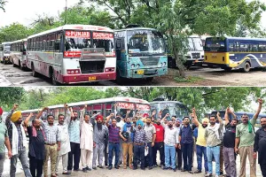 Punjab Bus Strike: आश्वासन के बाद माने कच्चे कर्मी, खत्म की हड़ताल 