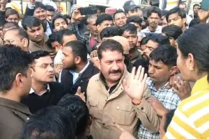 रोडवेज बसें नहीं रुकने से नाराज छात्रों ने हाईवे किया जाम