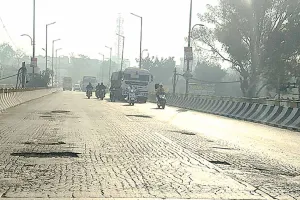 लापरवाही: सुनाम में मुख्य ओवरब्रिज पर बने गहरे गड्ढे दे रहे हादसों को निमंत्रण 